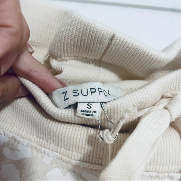 Z SUPPLY | Ava Cream Leopard Drawstring Jogger - Picture 8 of 13